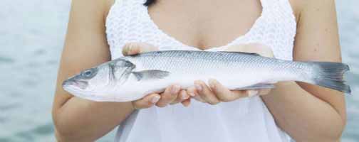 Personne tenant du poisson.